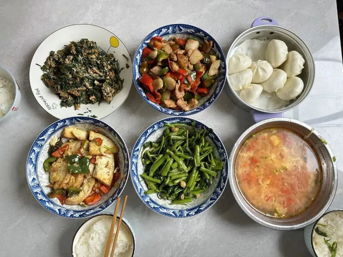 有了同伴之后，偶尔会在一起聚餐。