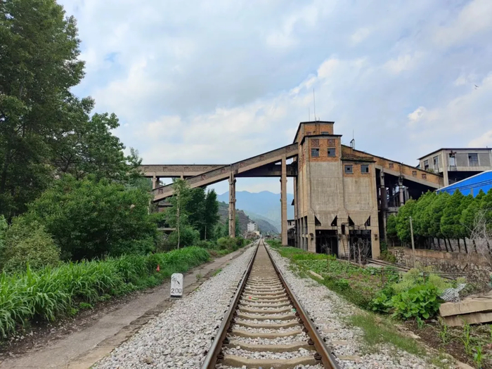 羊煤社区只剩下一家洗煤厂，附近的煤会运到这里处理。