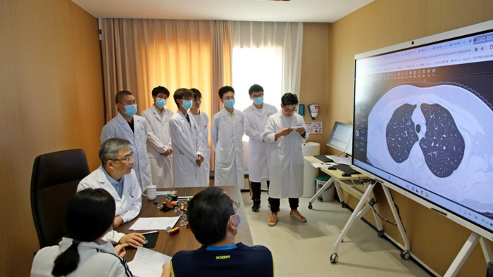 何建行教授及其团队在广州医科大学附属第一医院横琴医院坐诊。横琴粤澳深度合作区民生事务局 供图