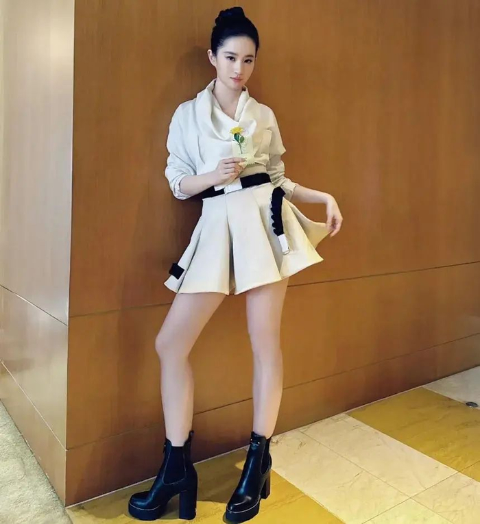 刘亦菲万元穿搭翻车!身材短板暴露,小粗腿抢镜,精修生图差距大