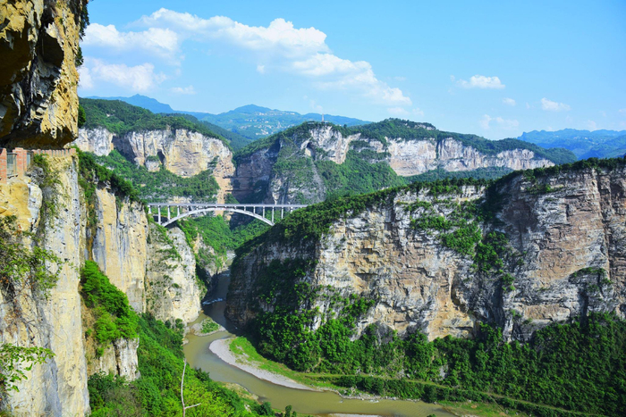 赤水河是长江上游一级支流,发源于镇雄县赤水源镇,流经革命老区镇雄