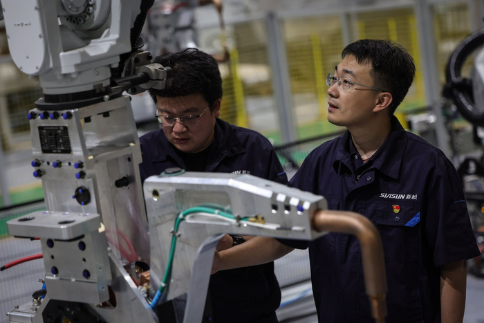 新职业故事丨机器人研发工程师:让"铁疙瘩"听懂话,干对活