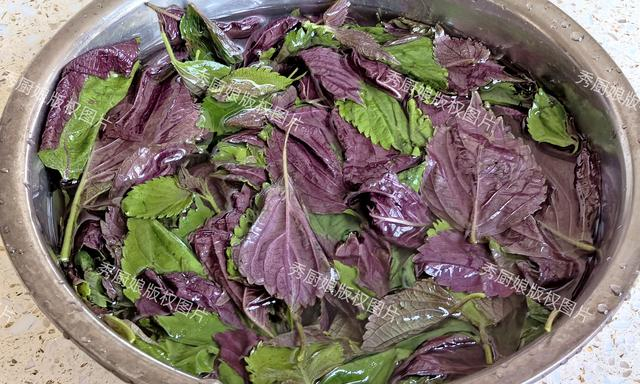 湿气最怕这2种食材,夏天使劲吃,不仅健脾胃排湿,还能养血补气