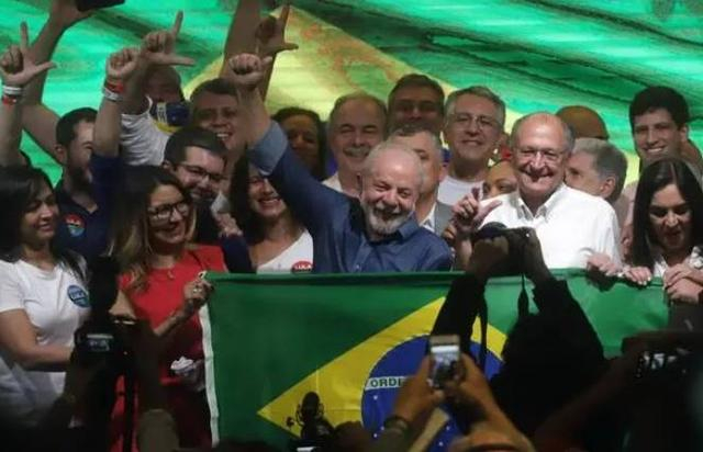 2022年10月30日，卢拉（前中）在圣保罗参加庆祝活动。图自新华社发 