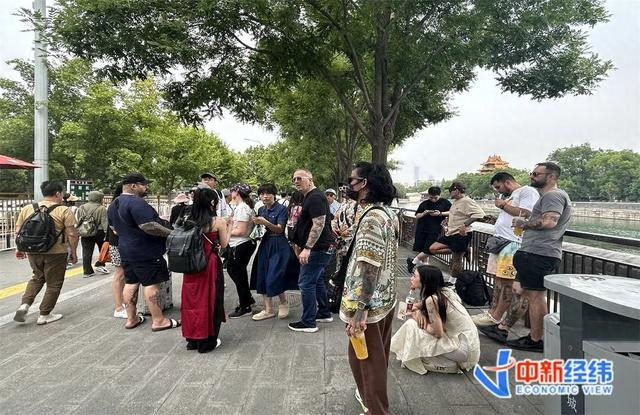 在故宫附近的外国旅行团 薛婷阳 摄