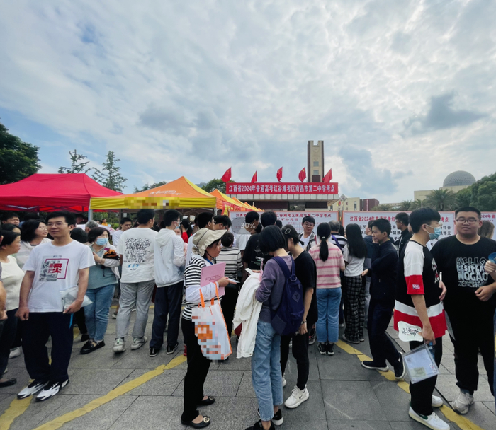 不少家长和考生在此等待15时许考点门口人头攒动南昌市第二中学高考