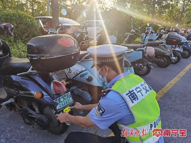 交警在给群众电动自行车粘贴反光贴 通讯员 李南 摄