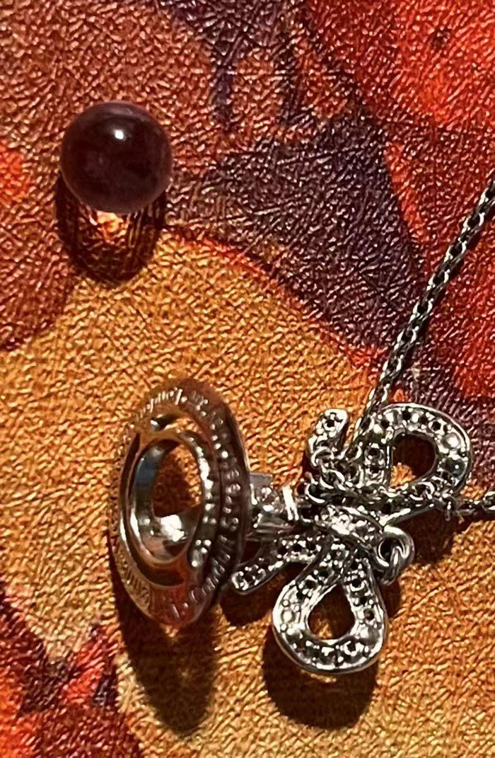 陈女士的项链吊坠上的珠子已经脱落。  受访者供图