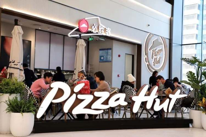 截至2023年底,必胜客在国内共有3312家门店,遍布中国七百多个县市,其