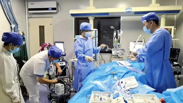     门急诊党支部党员医生在进行ECMO（心肺复苏术）抢救患者。（南宁市第一人民医院供图）