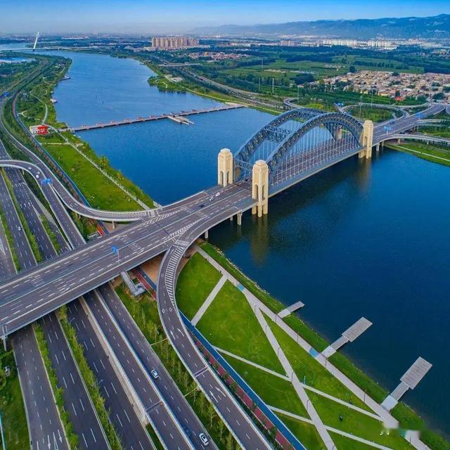 汾河太原市区段共有大小桥梁25座,造型各异,气势宏伟