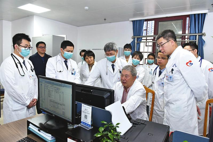     阜外医院乔树宾教授到南宁市第三人民医院心内科病区进行查房指导。（本文图片由南宁市第三人民医院提供）