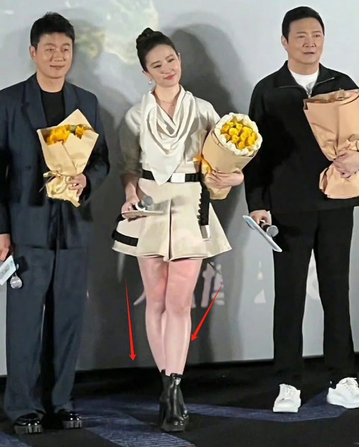 刘亦菲万元穿搭翻车!身材短板暴露,本人小粗腿抢镜,真敢修图!