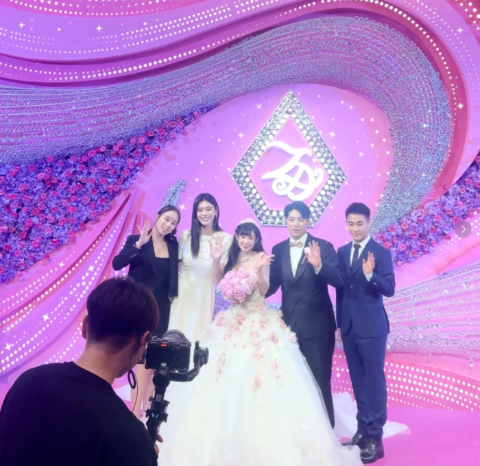 何猷君带着妻子奚梦瑶参加婚礼