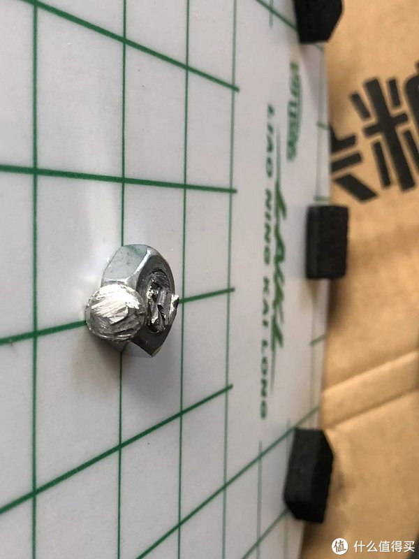 小铝盒用电钻取孔,,一共取5个孔,,顶部是旋钮调节用的孔,背部两个小孔