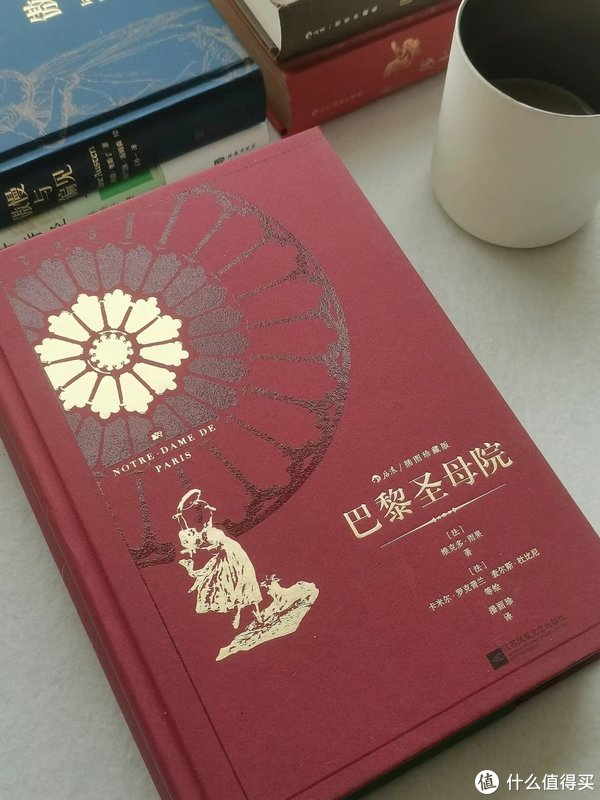 在塞纳河畔的哥特式建筑,不仅是巴黎的象征,更是一部不朽的文学经典