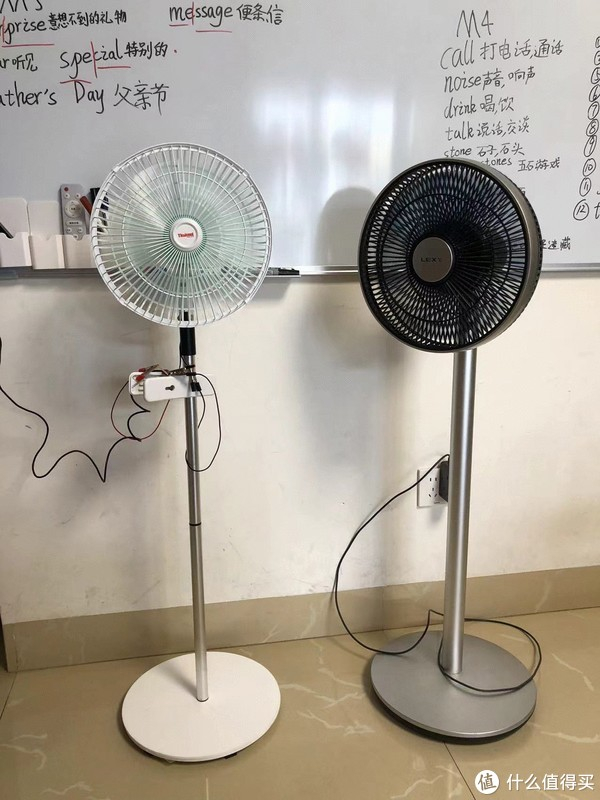 小铝盒用电钻取孔,,一共取5个孔,,顶部是旋钮调节用的孔,背部两个小孔