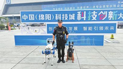 　　绵阳企业研制的四足机器“警犬”。 受访者供图