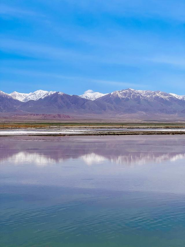 2024年6月5日,青海省海西蒙古族藏族自治州乌兰县茶卡盐湖景区,雪山与