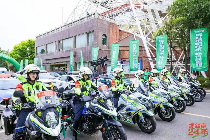 "一条绿丝带,温暖一颗心,文明一座城",让我们携手助力,为考生加油!