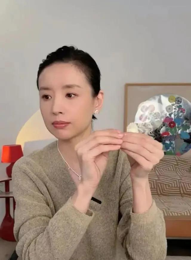 去年今年,又因独特的带货方式,实现翻身.