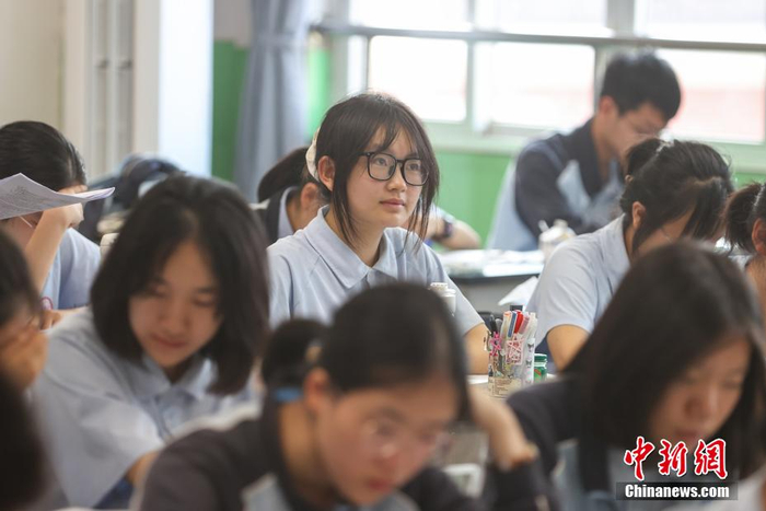 图为5月24日,江西省南昌市第五中学,高三六班的熊翼希在课上听讲.