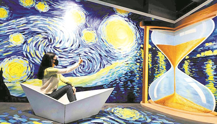 观众在梵高星空艺术展上参观体验    图据新华社数字艺术包装下"动