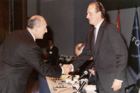 兰克施乐公司总经理获得1992年欧洲质量奖后与西班牙国王胡安-卡洛斯握手