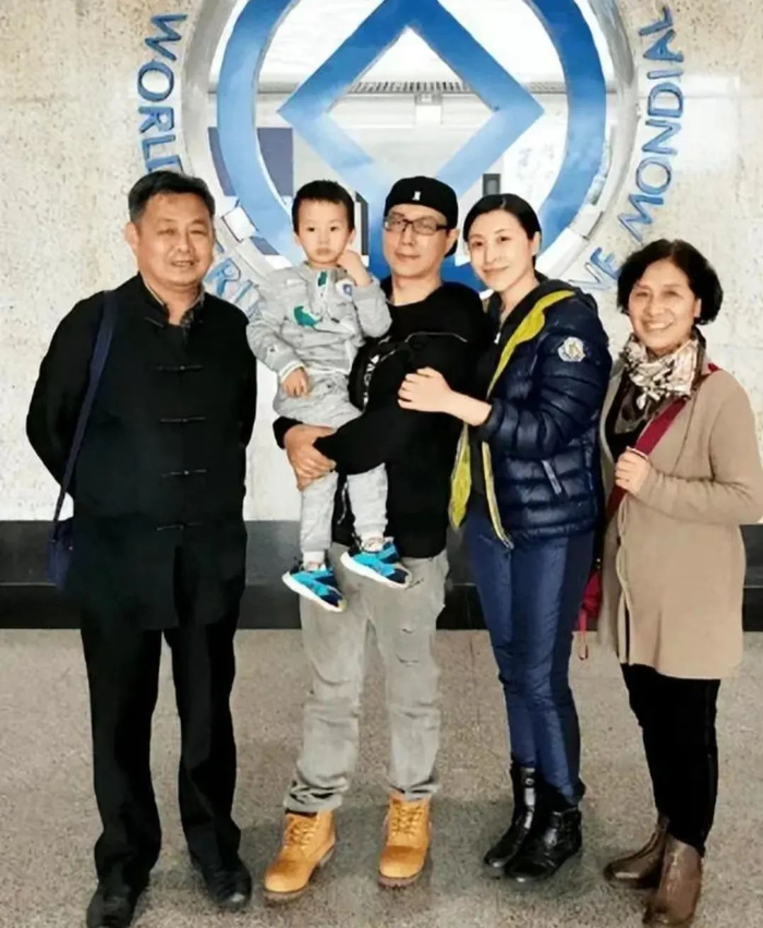 于洋一家三口和王雅捷父母王雅捷也很佩服老公的处事方式,无论是岳父