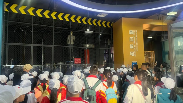下午,在贵州科技馆,从机器人的表演到虚拟现实技术的展示,从环保科技