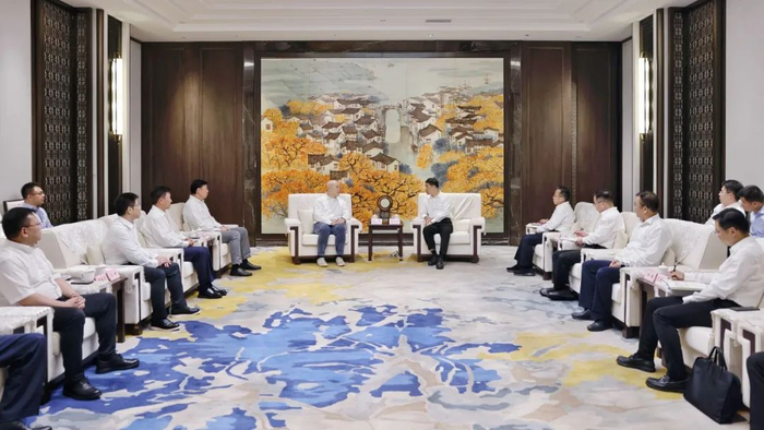 刘小涛会见伟创力集团首席运营官陈光辉