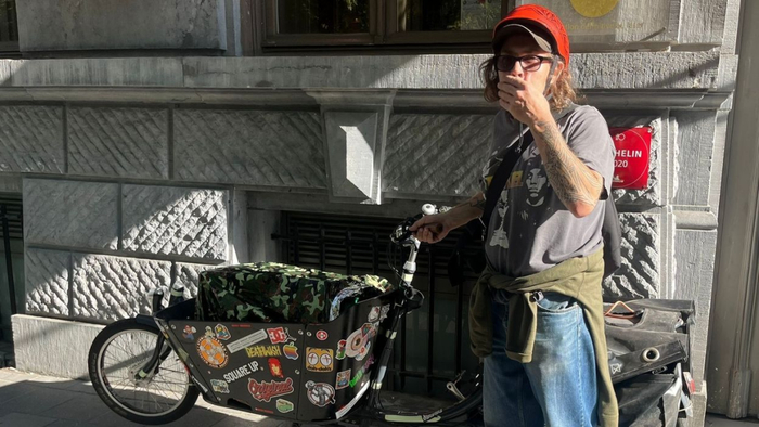 他们游荡在香榭丽舍大街的灯红酒绿中,蜷缩在塞纳河畔的寒风里,与这座