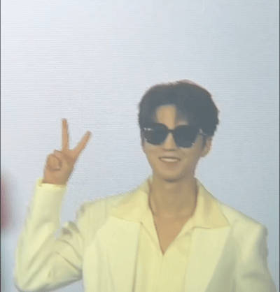 王俊凯现在比耶vs小时候比耶～ 出走半生,归来仍是比耶小子