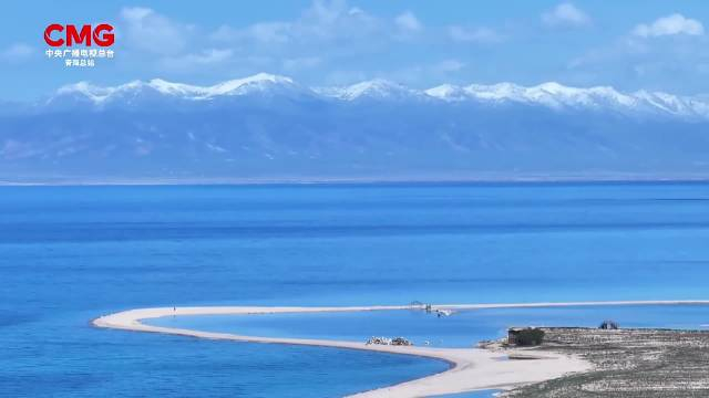 鸟瞰夏日青海湖的蓝天碧水