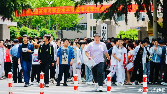 青岛58中考点,考生面带笑容走出考场,栾丕炜 摄