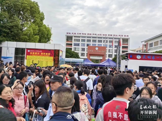 昆一中西山学校考点,考生陆续入场