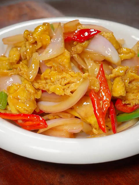 这样做的洋葱炒鸡蛋,做法简单,学会了三碗米饭不够吃!