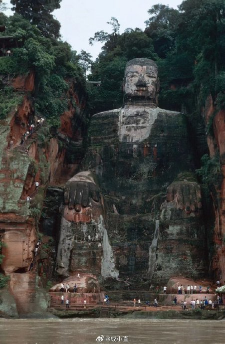 1983年的乐山大佛,游客还能爬到大佛脚背上