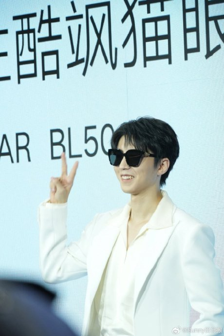 王俊凯墨镜比耶90可爱帅气的眼镜凯又轻轻松松帅惨咯