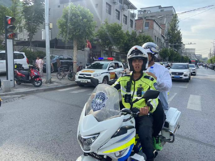 考生走错考场交警铁骑迅速转送