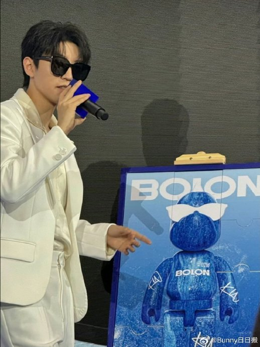 王俊凯墨镜比耶90可爱帅气的眼镜凯又轻轻松松帅惨咯