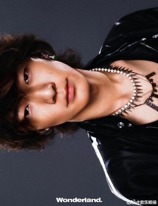 张亮的儿子天天首次亮相时尚大片,他成熟的表现和自信的气质