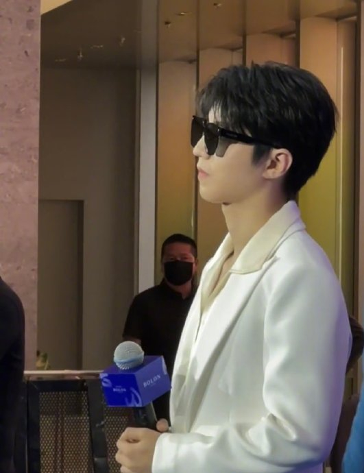 王俊凯 好生好帅的一组live图 插兜说重庆话看的我直喊哥