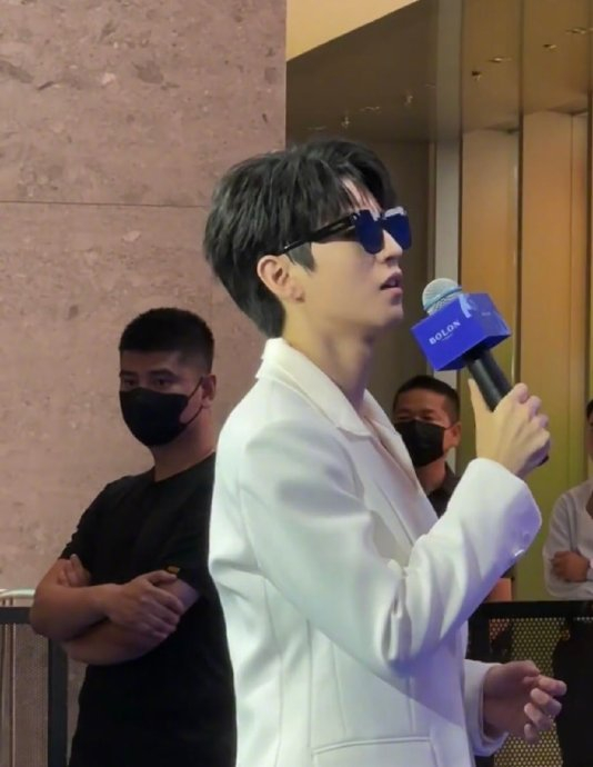 王俊凯 好生好帅的一组live图 插兜说重庆话看的我直喊哥