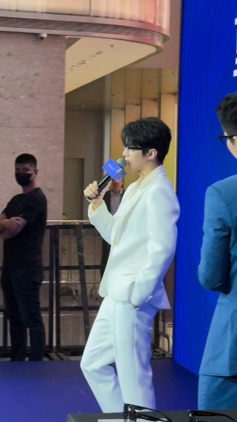 王俊凯 好生好帅的一组live图 插兜说重庆话看的我直喊哥