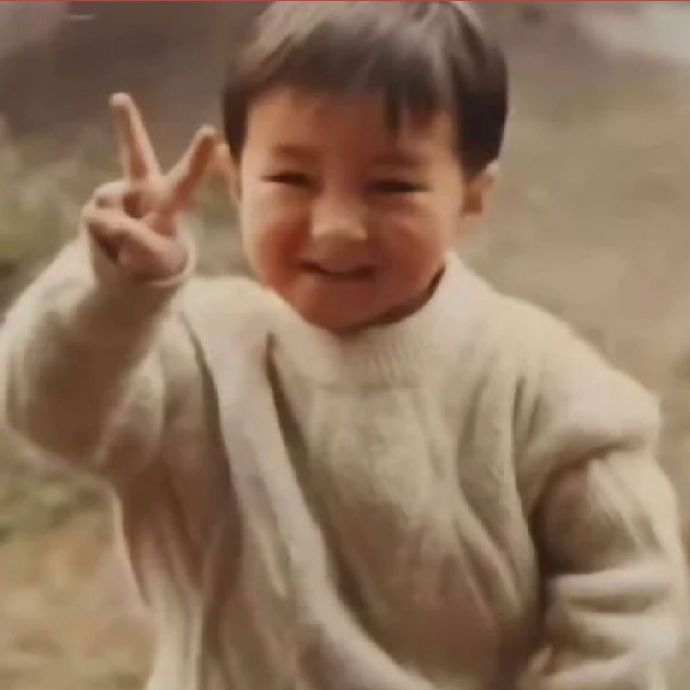 王俊凯现在比耶vs小时候比耶～ 出走半生,归来仍是比耶小子