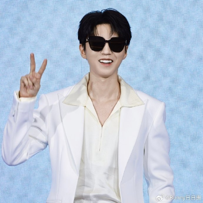 王俊凯墨镜比耶90可爱帅气的眼镜凯又轻轻松松帅惨咯