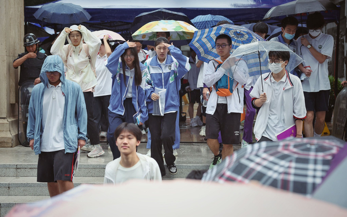 ▲6月7日，北京陈经纶中学考点，语文科目考试结束后，考生们走出考场。新京报记者 薛珺 摄