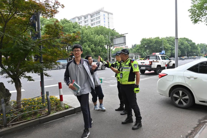 高考首日!现场直击
