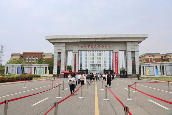 首日考试结束!河南高考场外发生的一幕幕